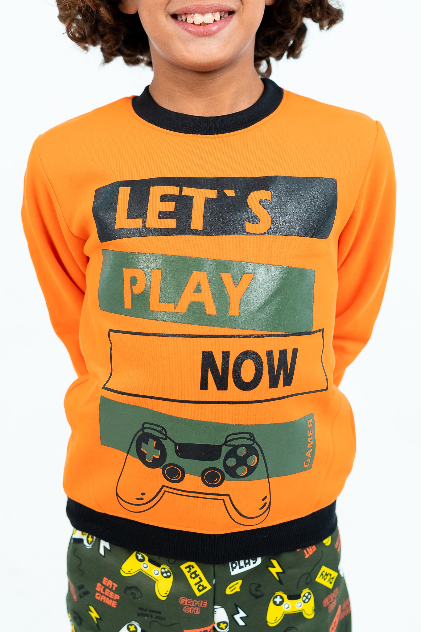 بيجامة شتوية ولادي باللون البرتقالي مع طباعة PlayStation 